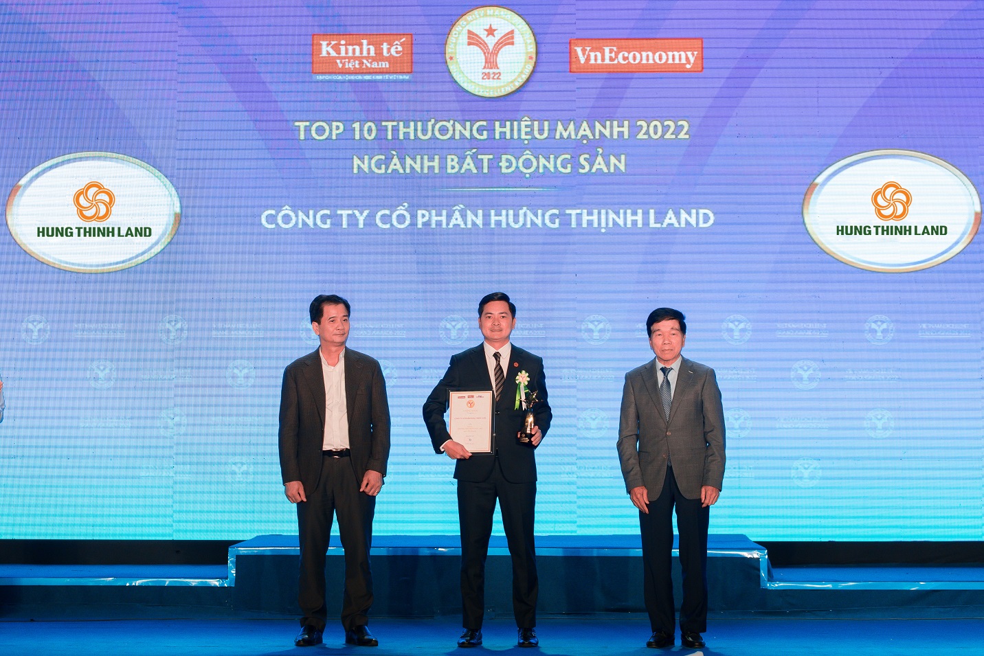 Ông Đỗ Văn Kiên - Giám đốc Kinh doanh khu vực Hà Nội đại diện Hưng Thịnh Land nhận giải thưởng “TOP 10 Thương hiệu mạnh - Ngành Bất động sản 2022”